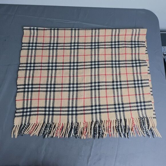 Burberry 100% Wool Scarf - Picture 5 of 10
